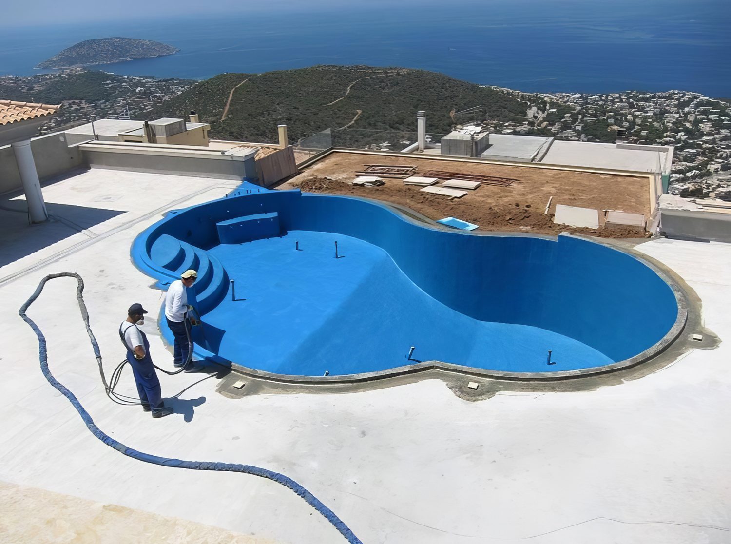 Impermeabilización azul de una piscina